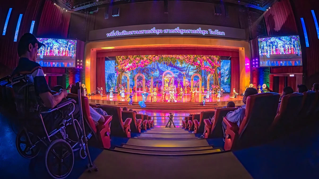 Nong Nooch y show de serpientes